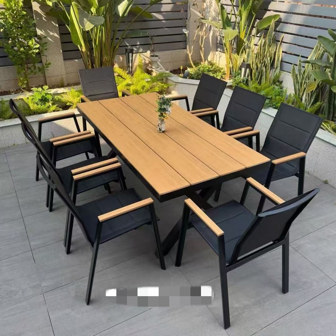 Outdoor seating Image 4