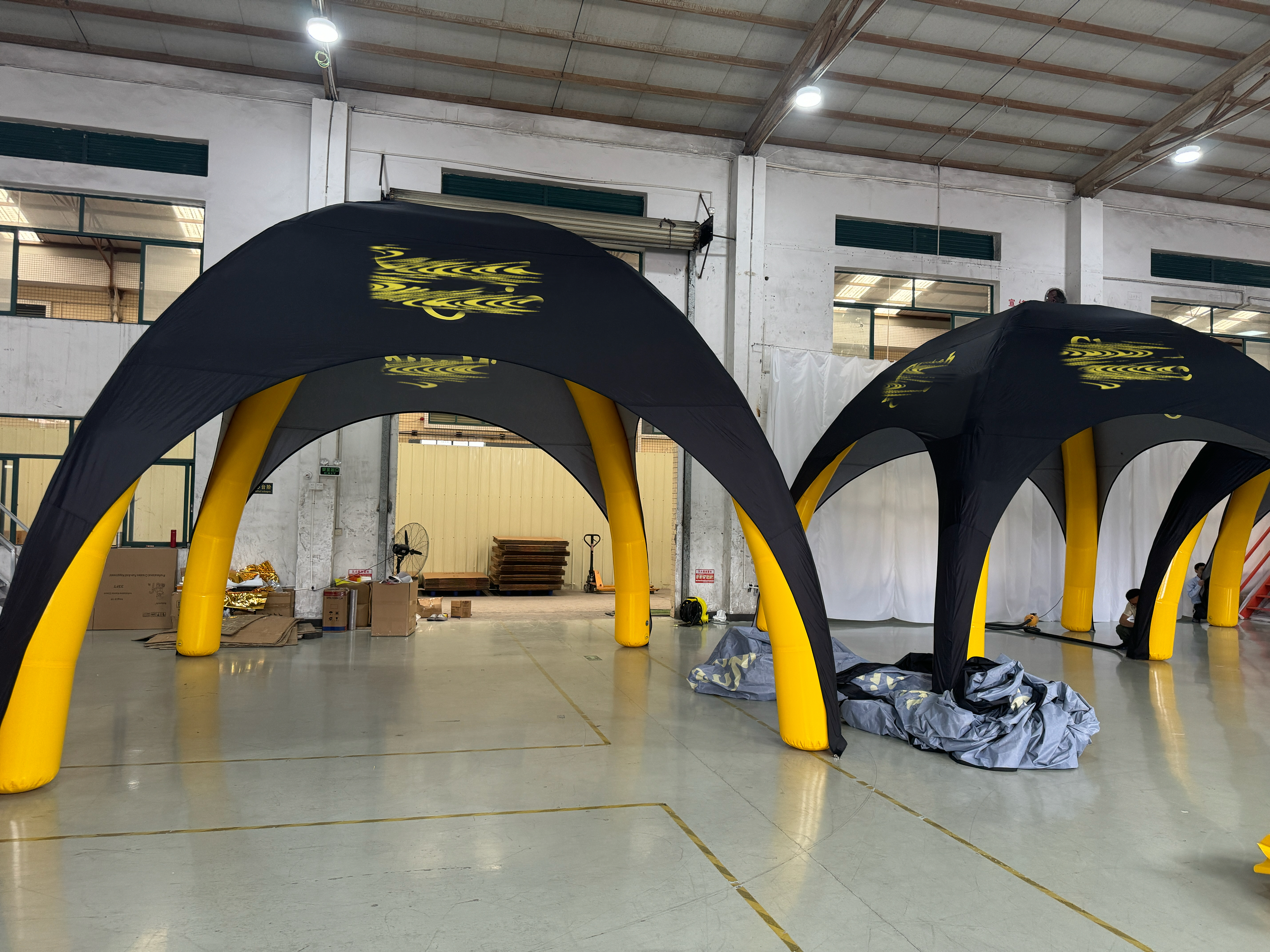 Inflatable tent Image 1