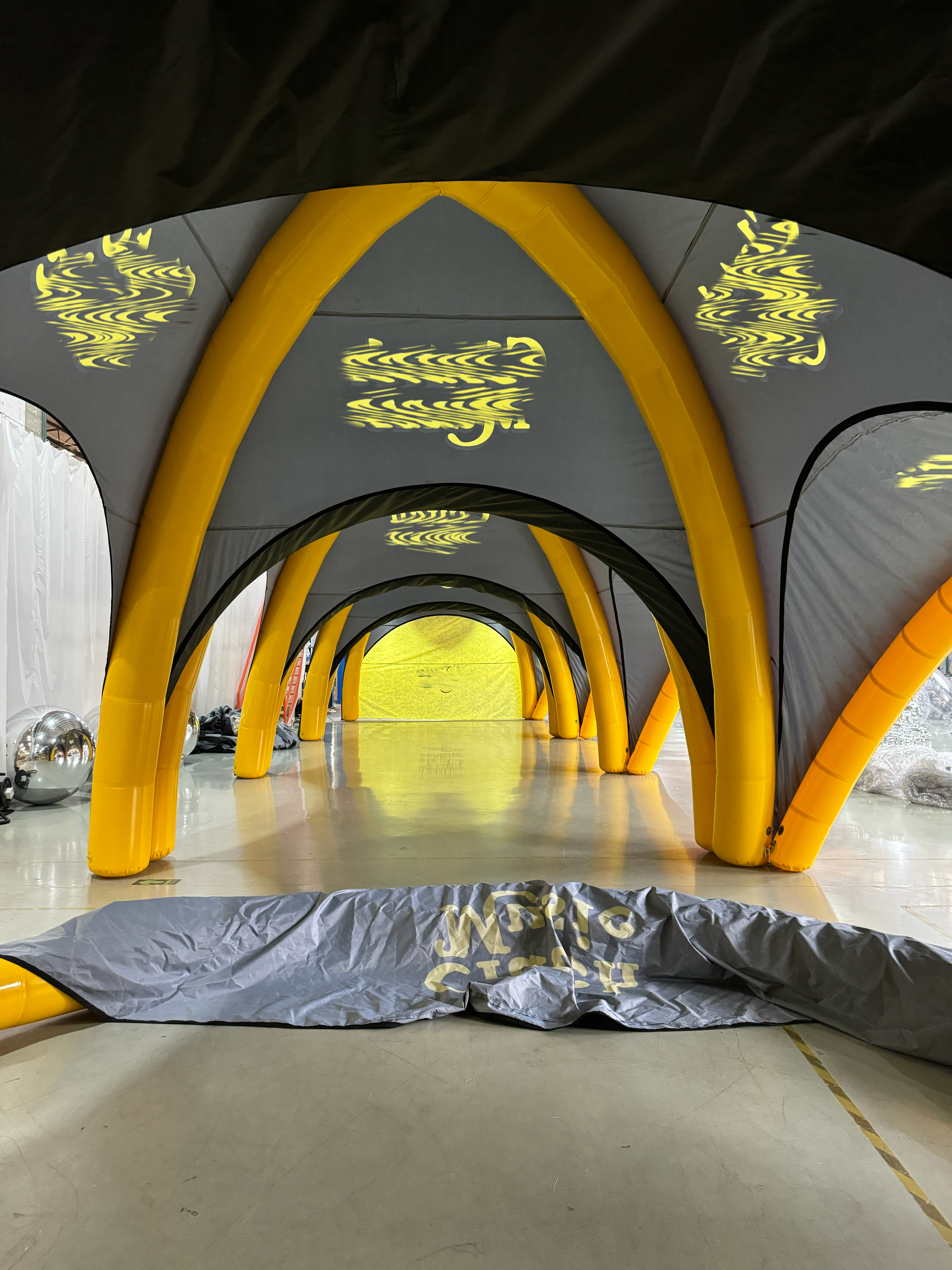 Inflatable tent Image 3